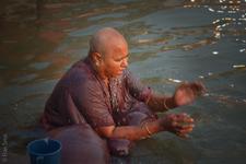 Day 4 – Bath at Ganges III. Varanasi, India(#1432), Mon 03 December 2007